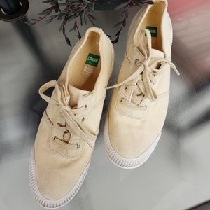 Womans cougar canvas tennis shoes